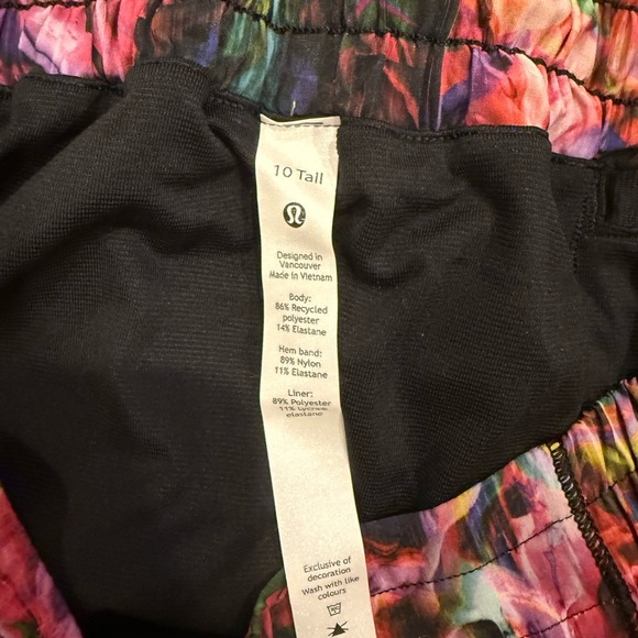 LULULEMON Colorful Women's Shorts - Picture 3 of 3